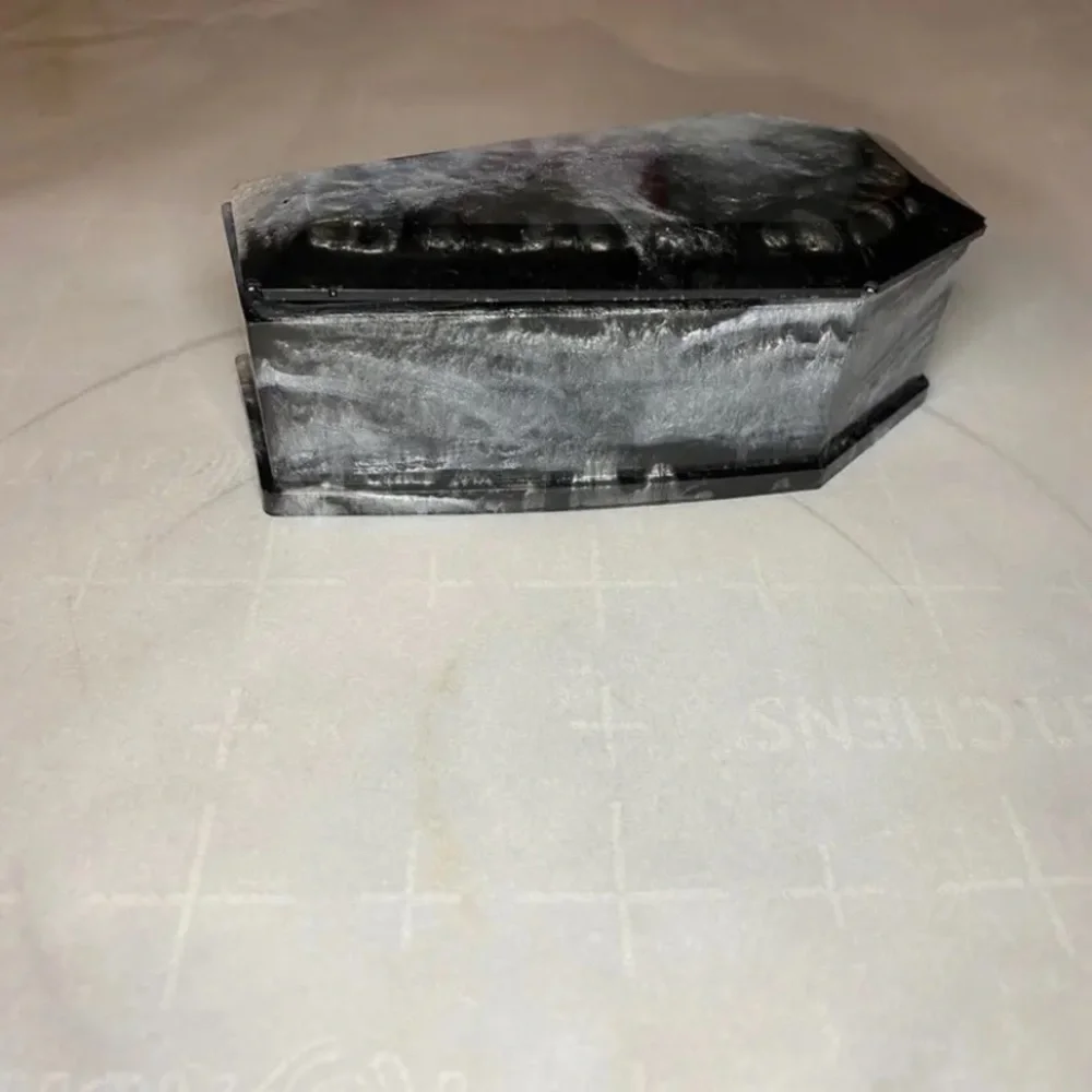 Resin coffin with a lid